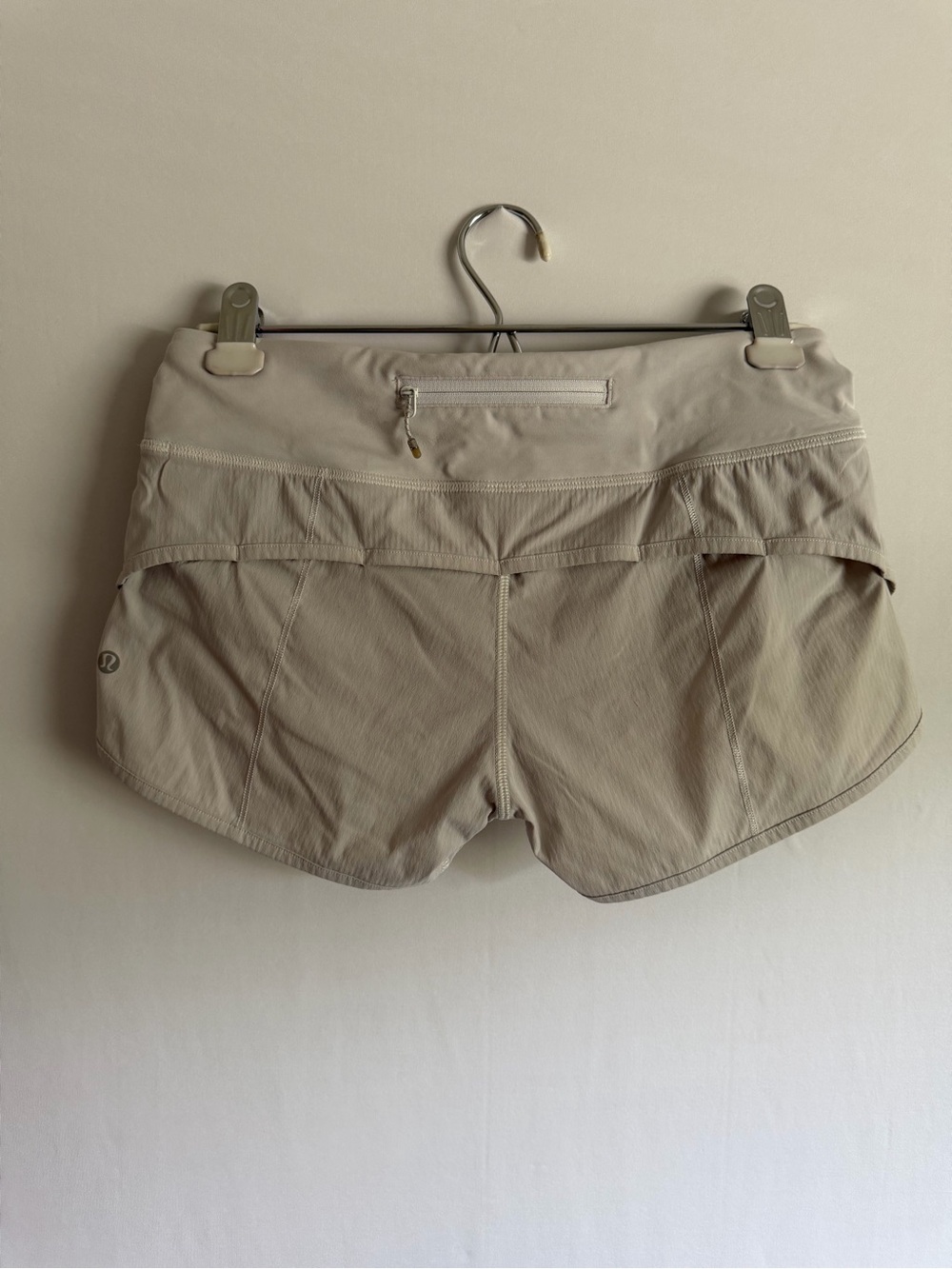 Lululemon Shorts Womens 4 Light Gray Lined Running Back Zip Pocket Athletic